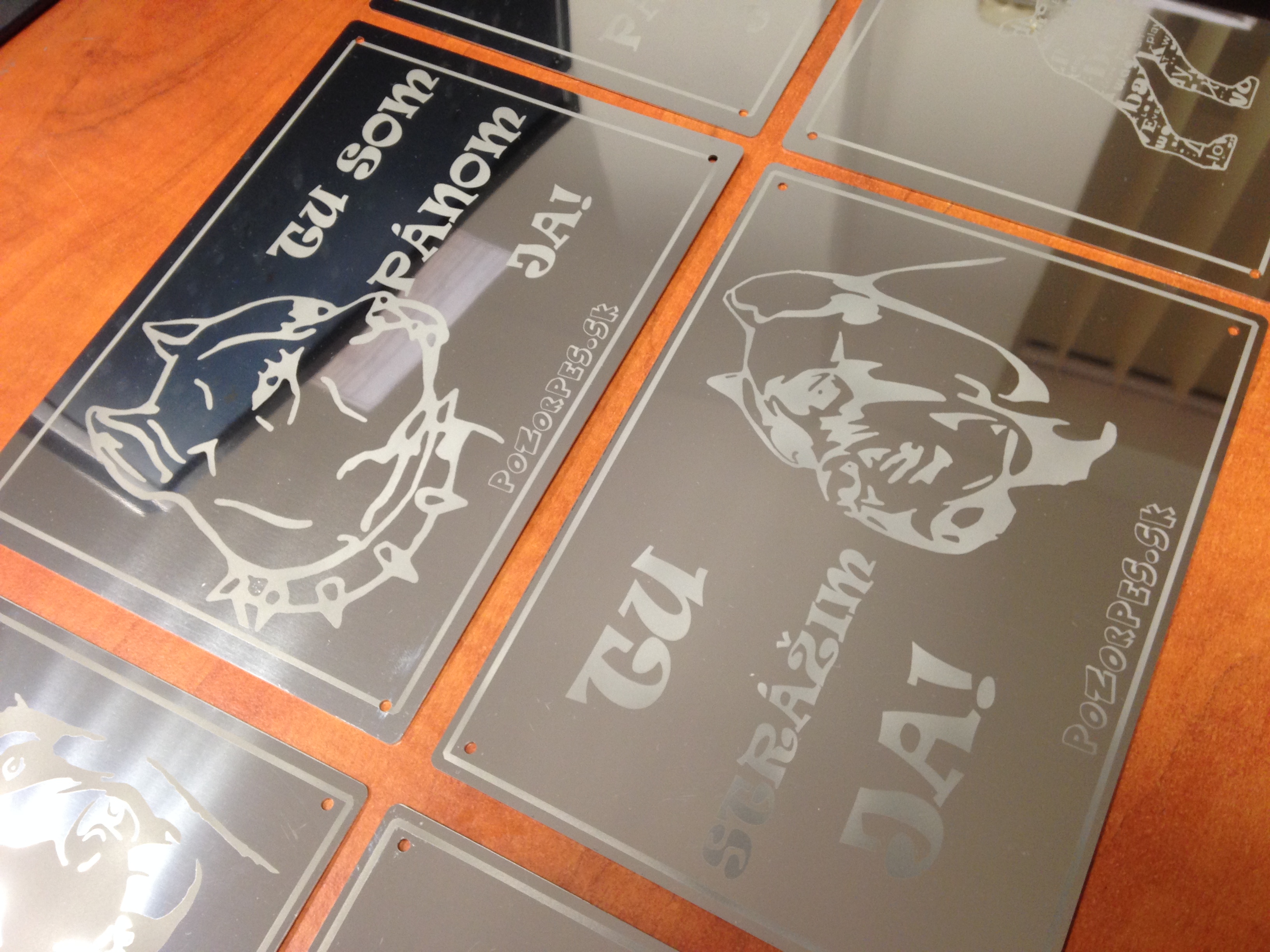 Pozorpes.sk,  Exkluzívna výstražná tabuľka nerezová pieskovaná