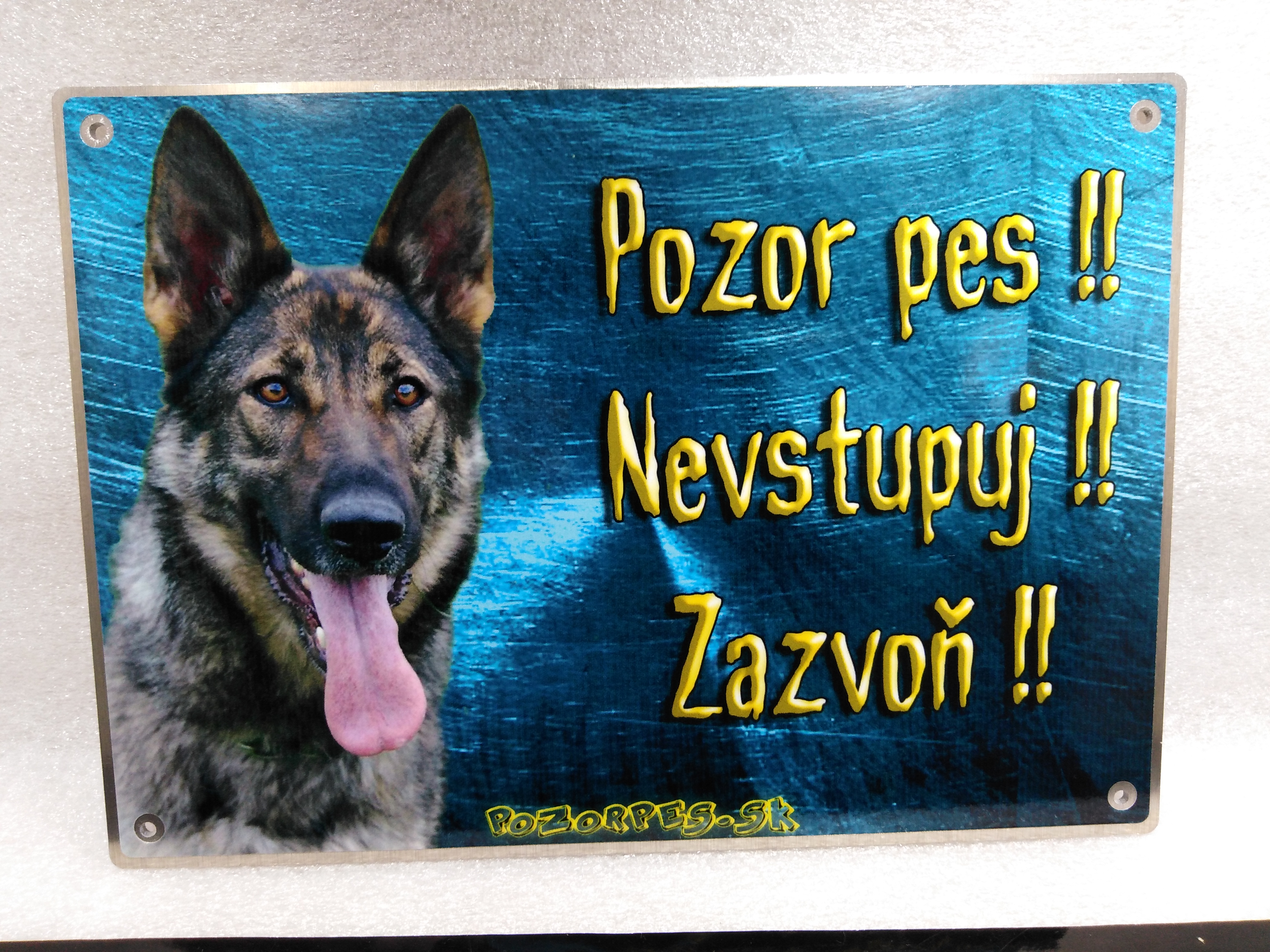 Pozorpes.sk,  výstražná tabuľka