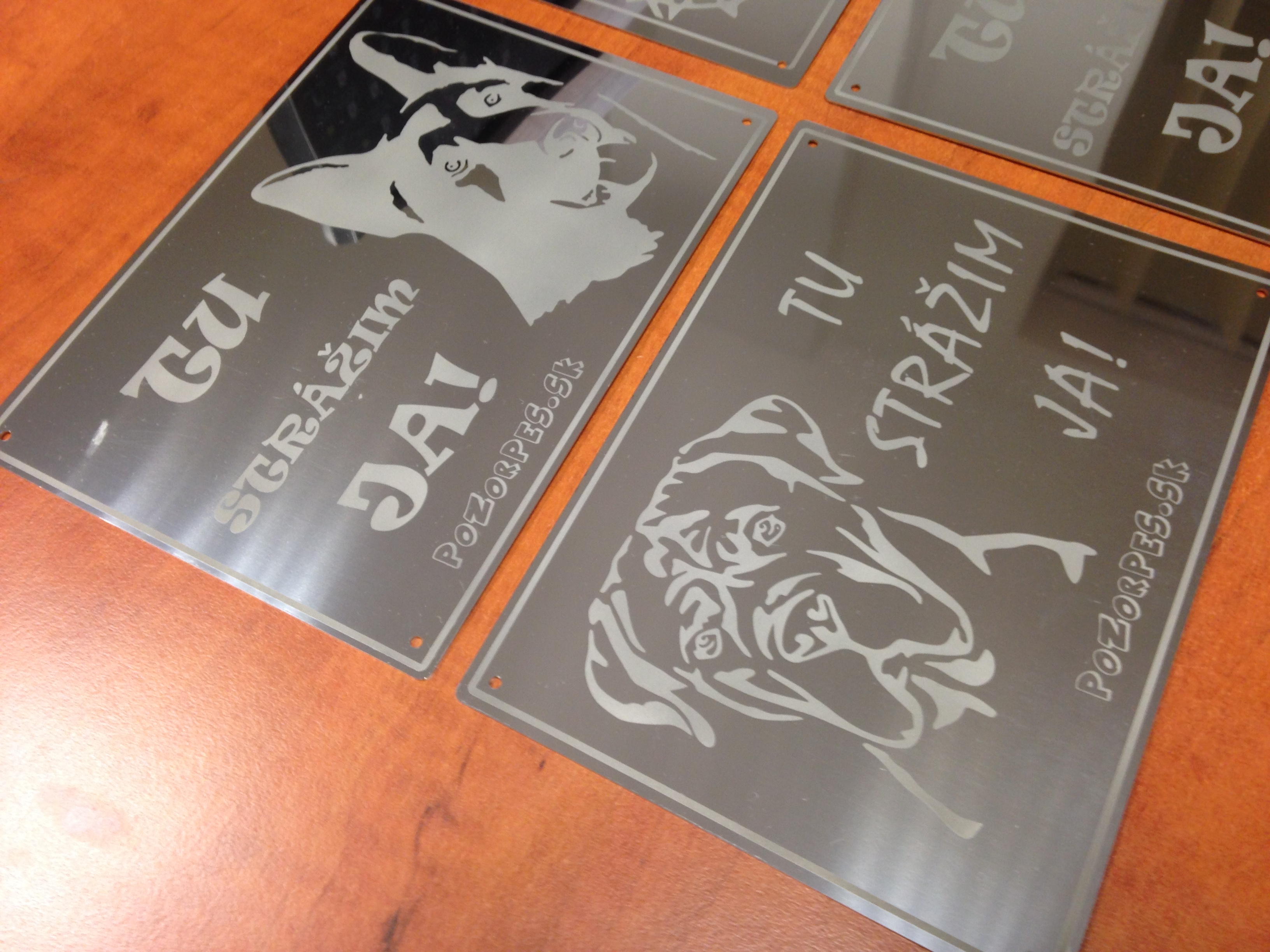 Pozorpes.sk,  výstražná tabuľka nerezová pieskovaná